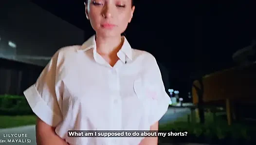 Garson kız siparişimi sikiyor ve ödeme olarak onu sikmeme izin veriyor