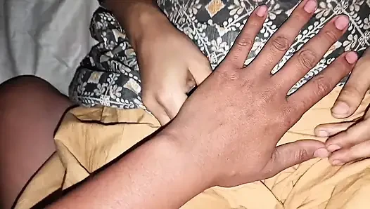 Bengalli azgın sevimli ve seksi yenge devar tarafından tam sert sikişiyor.