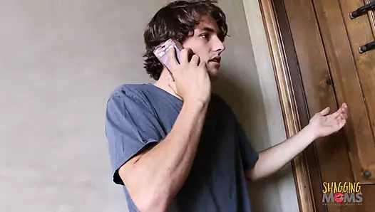 Büyük memeli sarışın orta yaşlı seksi kadın oğlunun arkadaşını amıyla meşgul ediyor