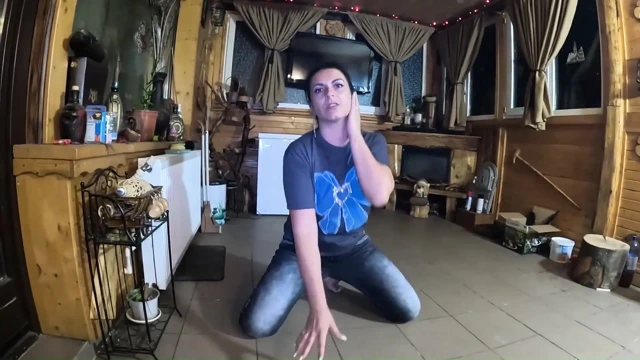 Gırtlağına kadar her şey - orta yaşlı seksi kadın gırtlağına kadar alıyor, memelerini çıkarıyor ve döl kontrolü