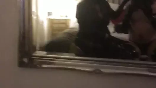 gaz maskesi ve kapüşonlu metresi