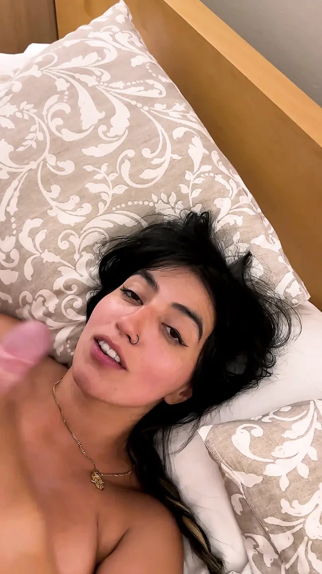 Akşamdan kalma Pakistanlı sürtük büyük bir yüze boşalma alıyor