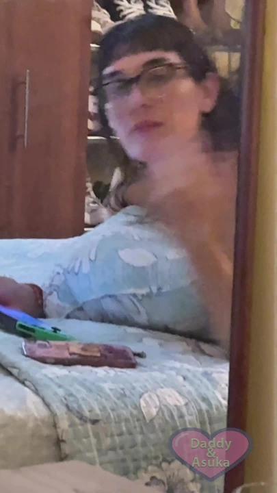 Baba onunla oynuyor ve ağzına boşalarak bitiriyor | Klip 1