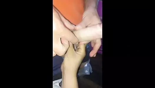 Prezervatifle seni emeceğim!! Seksi üvey kız kardeş ev yapımı porno oral seks yapıyor