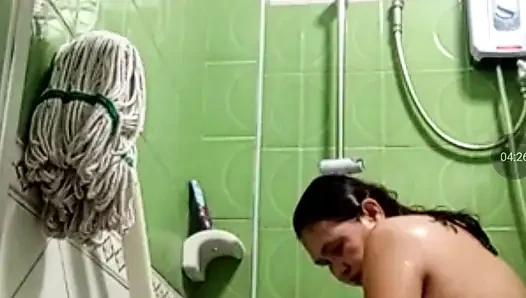 Sabah banyo yaparken götünü izliyorum