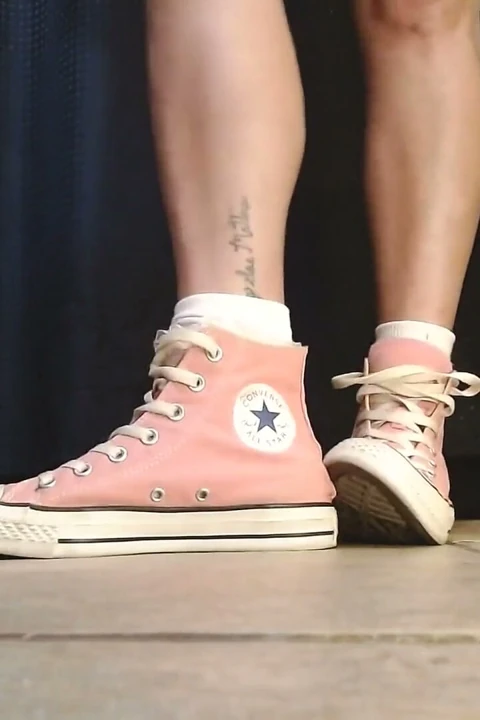 Beyaz kabarık çoraplar pembe converse spor ayakkabılar azdırıyor