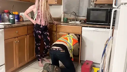 Genç balo kraliçesi bekaretini tesisatçıya kaptırıyor