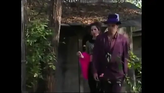 Asyalı güzel kadın açık havada amını siktiriyor