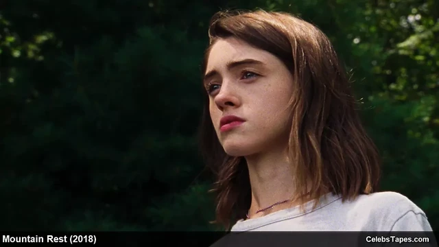 Karin Eaton и Natalia Dyer, сцены из фильма обнаженной и в нижнем белье