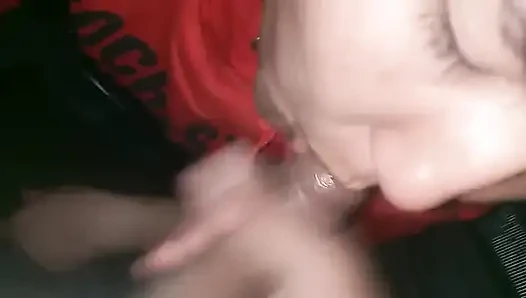 Kız arkadaşımın üvey annesi sikimi emiyor, eyvah! Ağzında bitiriyorum ve o yutuyor