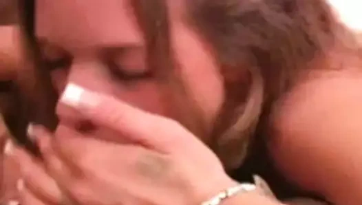 Amatör ateşli kız kahramanımızı emiyor ve sikiyor porno inek!