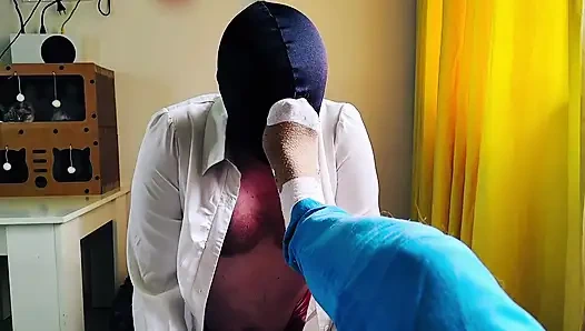 Bir köle bana çorapla ayak masajı yapıyor ve sıkı bacaklarımı kokluyor. Çorap fetişi, ayak ibadeti. POV.