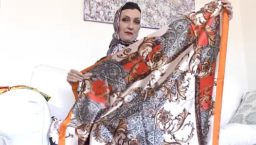 Heyecan verici saten eşarp oyunları! Lady Victoria Valente