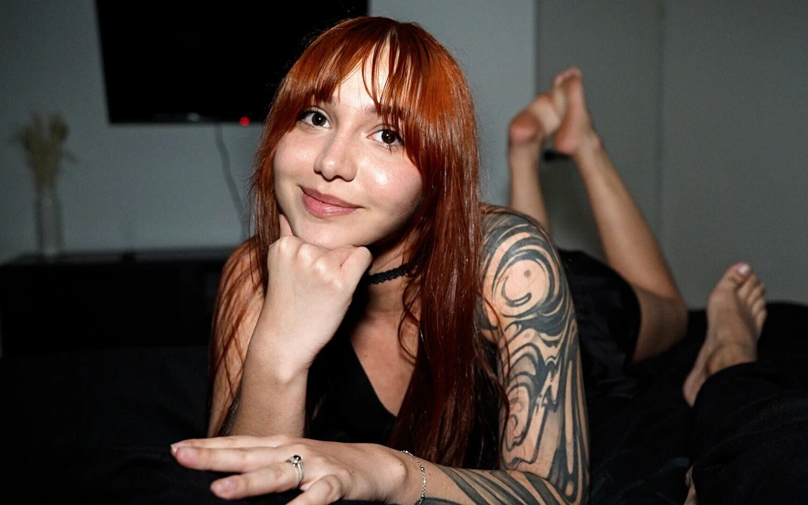 Kızıl saçlı üvey kız kardeş seksini öğretmemi istiyor