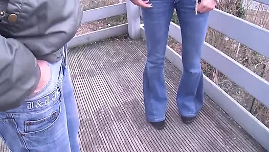 Kızıl saçlı küçük memeli orta yaşlı seksi kadın büyük yarağı yalıyor emiyor