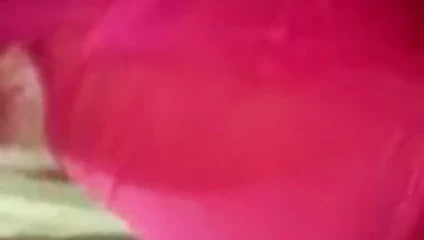 onun iç çamaşırı gösteriliyor