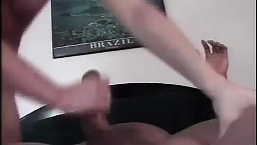 Sıkı sarışın amcık büyük bir yarağa biniyor