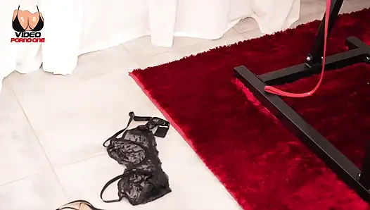 2 seksi çift yan yana sevişiyor!