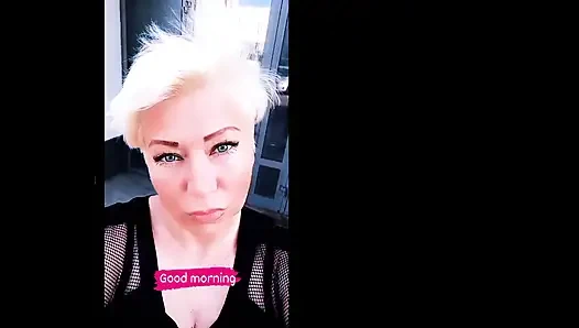 Siyah çoraplı havalı olgun sanal fahişe büyük siyah dildoyla her iki deliğini de sikiyor .!. ))