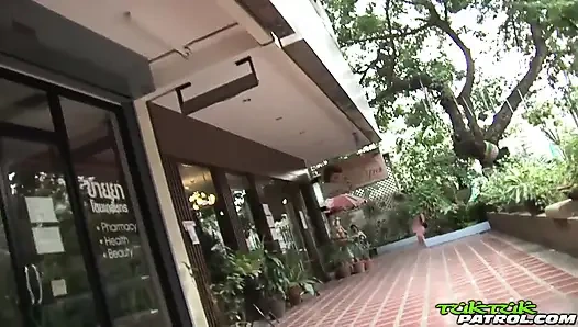 Sıska Taylandlı Asyalı her iki delikten sikiliyor