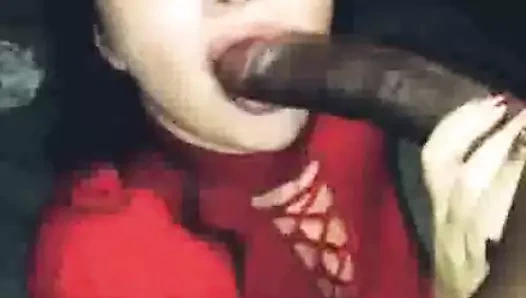 Sürtük kız arkadaş gırtlağına kadar alıyor ve döl yutuyor