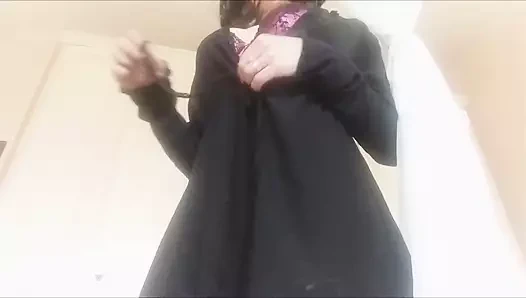 Bikinili üvey annenin yüzüne osuruyor