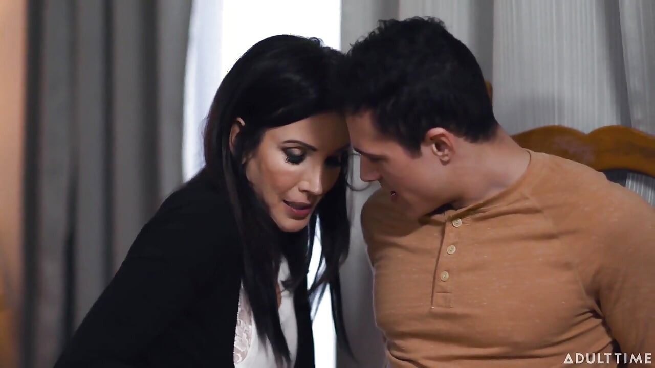 Üvey annenin oğlu - hormonlu genç kız ateşli üvey annesi Shay Sights için güçlü bir arzuya sahip