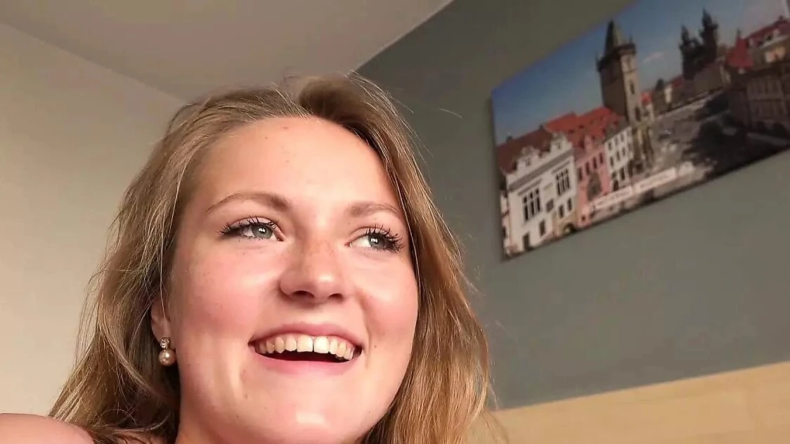 Teresa thiếu kinh nghiệm, lần đầu tiên thoát y