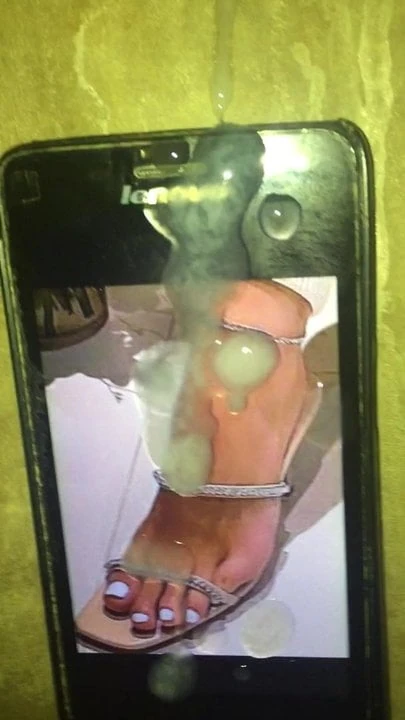 Cum üzerinde adelina lazarova seksi ayaklar