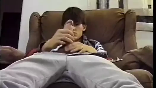 Ateşli genç beyaz adam başka bir adama emdiriyor ve onu sikiyor