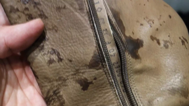 Kız arkadaşımın yüksek deri çizmelerine bakıyorum.