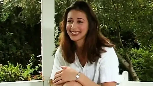 Genç esmer dövmeli bir adam tarafından duşta vahşice sikiliyor