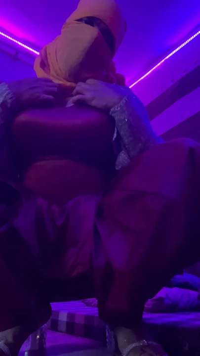 Dar elbise içinde ateşli crossdresser, büyük göğüsler, azgın | Klip 1