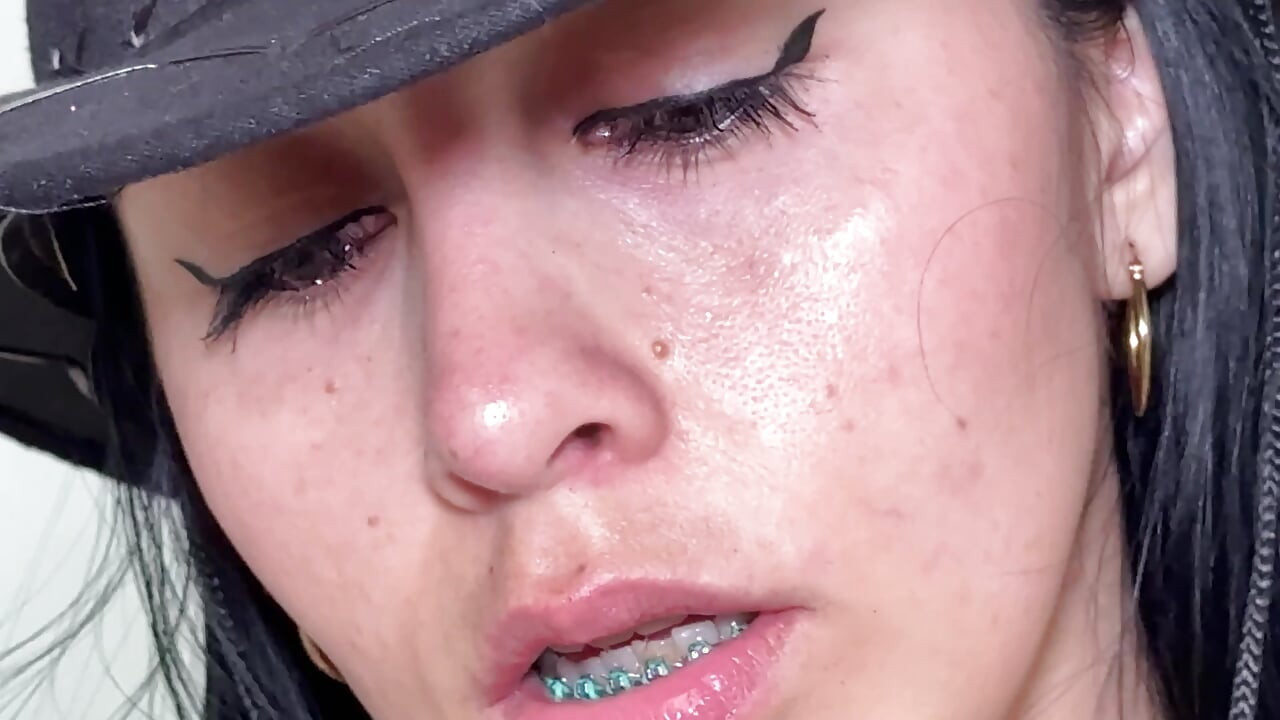 Oyunbaz kovboy kız beyaz bir penisle eğlenir ve mastürbasyon yapar, ta ki her yere boşalana kadar
