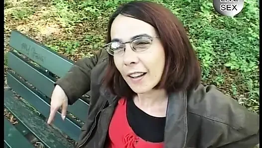Kızıl saçlı kadın emiyor ve döl yiyor