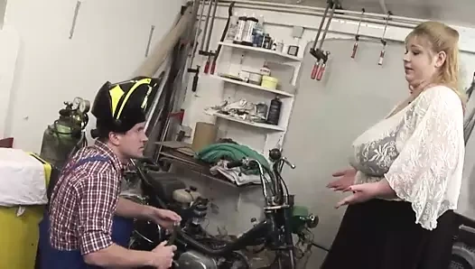 Busty bbw milf karşılar mechanic
