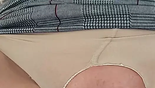 Olgun orta yaşlı seksi kadın Bayan Sandie bronz külotlu çorap ve topuklu ayakkabılarla işe hazır. Ofiste yarakları sert yapacakmıyım?