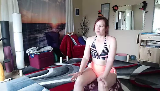 Aurora Willows - ateşli deve toynağı ile şortlu yoga topu egzersizi