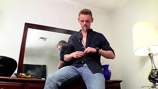 Bir sigaranın ve bir fleshlight'ın tadını çıkarıyor