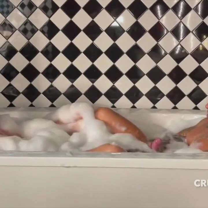 Vikko Vingo banyoda Apolo Adrii tarafından korunmasız kullanılıyor