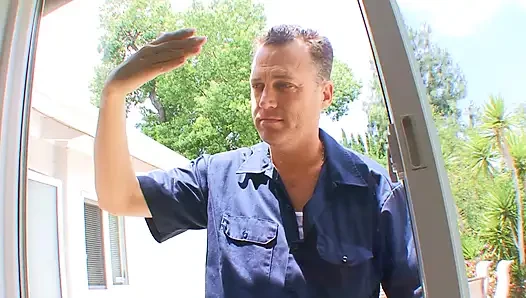 Aldatılan adam güzel genç esmer kadını gerçek bir adamla sürtük olarak yakalıyor
