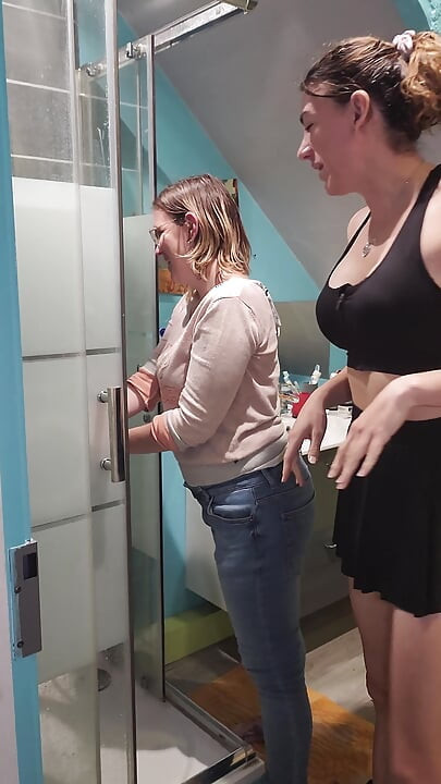 Trans kız arkadaşımla duşta birbirimizi ortaya çıkarıyoruz