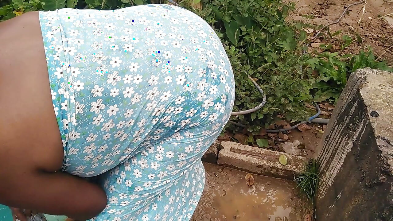 Hintli orta yaşlı seksi kadın banyo yaparken harika büyük göğüslerini ve amını gösteriyor