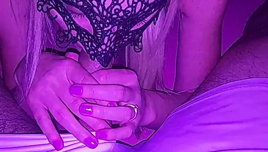 51 yaşındaki üvey teyze bir fantezisini paylaşıyor ve onu emiyor !!