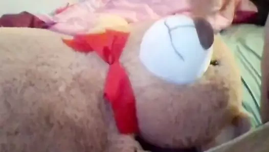 Genç tombul kız orgazm olana kadar dev oyuncakla