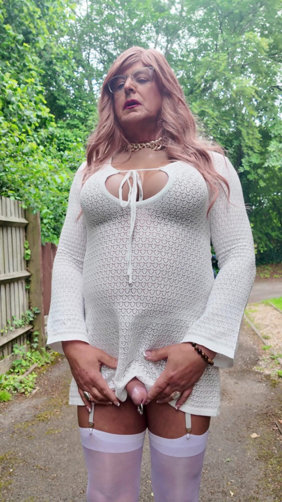 Beyaz elbiseli çoraplı ve topuklu travesti kellycd | Klip 2