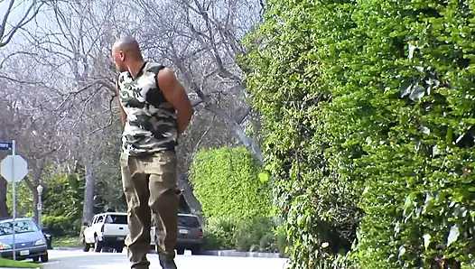 Baskın zenci adam sıska beyaz adamla sikişiyor