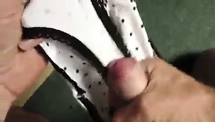 Ich spritze auf den Slip meiner Frau (4)