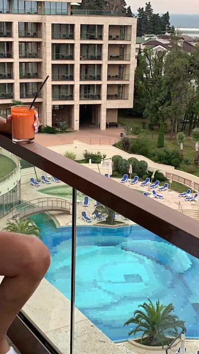 Monika Fox otel balkonunda çıplak kahvaltı yapıyor | Klip 1