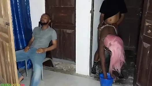 Tina kocası bilmeden otururken bir yabancıyla sikişerek kocasını edepsizce sikiyor